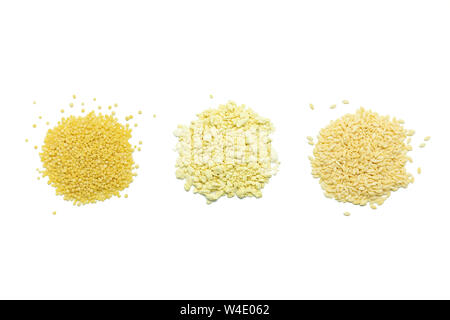 Vari tipi di piccoli piatti di pasta italiana. La pasta grezza isolati su sfondo bianco. Foto Stock