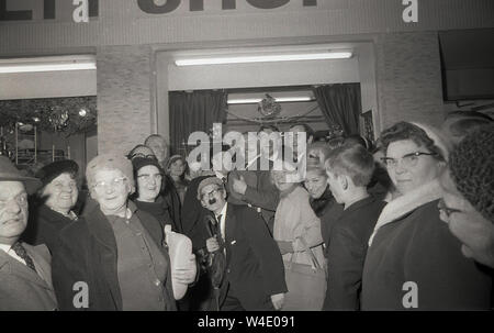 Anni sessanta, storico 'Meet il cast'....comedy stelle del pannello della radio gioco, "La squadra pensa' visto qui con i fan di spettacolo presso il Teatro Savoy, Catford, a sud di Londra. Jimmy Edwards, il creatore del gioco è visto in mezzo. Il popolare gioco del pannello, una parodia di " Domande " è stato svolto per la ride e ha funzionato per quasi vent'anni. Foto Stock