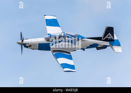 Hellenic Air Force Beechcraft T-6A Texan II dello squadrone Daedalus che vola al Royal International Air Tattoo Airshow, RAF Fairford, Regno Unito. Greco Foto Stock