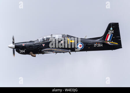 Royal Air Force, RAF Short Tucano T1 in volo al Royal International Air Tattoo Airshow, RAF Fairford, Regno Unito. Piano addestratore turboelica in attesa di ritiro Foto Stock