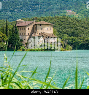 Lago e Castel Toblino, idilliaca località in provincia di Trento, Trentino Alto Adige, Italia settentrionale. Foto Stock