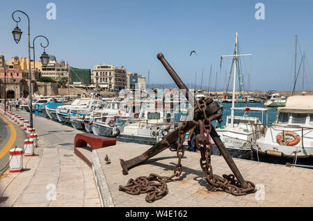 La pesca barche e yacht nel vecchio porto veneziano, Heraklion, Creta, Grecia Foto Stock