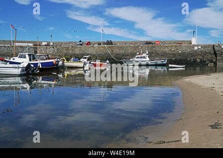 Piccole barche nel porto a Cemaes Bay, Anglesey, Galles del Nord, Regno Unito Foto Stock