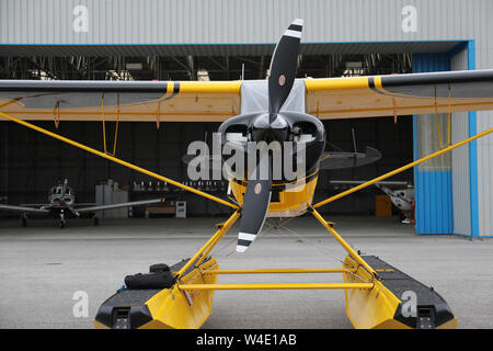 Un giallo Husky Beagle A-1C parcheggiato fino dall'hangar Aviation Park, Hawarden Airport, Chester, Regno Unito Foto Stock