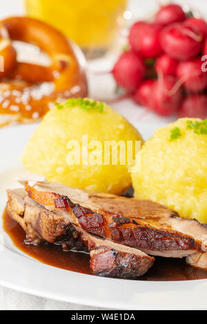 Bavarian arrosto di maiale con canederli Foto Stock