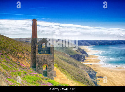 Wheal Coates miniera di stagno in Cornovaglia, Regno Unito,situato lungo la costa sud-ovest il percorso nei pressi di Sant Agnese. Foto Stock