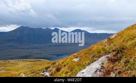 Escursionismo viaggio intorno al Cul Mor in Lairg, Scozia - attraverso i prati con vista montagna Foto Stock