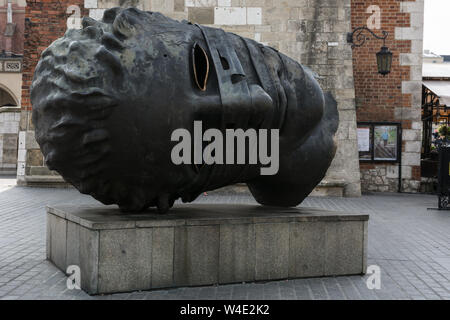 "L'Eros Bendato' (creata nel 1999), scultura realizzata da Igor Mitoraj, eretta nella Piazza Principale di Cracovia Foto Stock