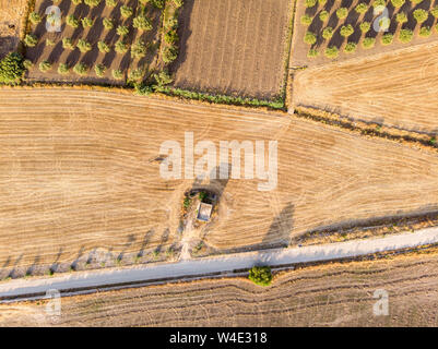 Vista aerea di un campo rurale in mattinata il tiro viene effettuato in un campo nel sud della Sicilia, Italia Foto Stock