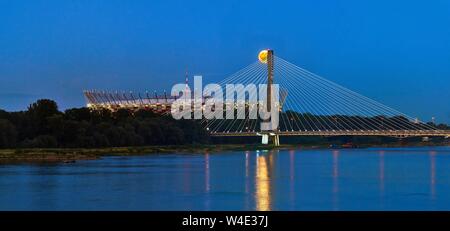 Varsavia, Polonia - 27 agosto 2016: Vista panoramica aerea del centro di Varsavia di notte, dall'alto Palazzo della Cultura e della Scienza, Varsavia, Polonia Foto Stock