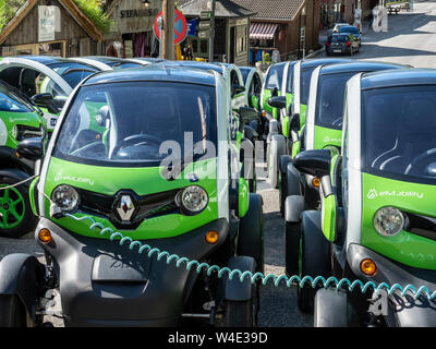 Alimentazione elettrica Renault Twizy auto a noleggio si carica fino a Geiranger, Norvegia. Foto Stock