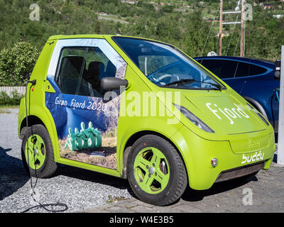 Alimentazione elettrica Buddy carica in auto fino a Geiranger, fiordo verde 2020 annuncio, Geiranger, Norvegia. Foto Stock