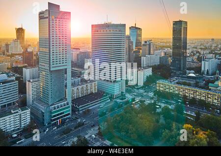 Varsavia, Polonia - 27 agosto 2016: Vista panoramica aerea del centro di Varsavia di notte, dall'alto Palazzo della Cultura e della Scienza, Varsavia, Polonia Foto Stock