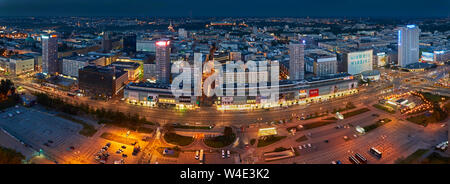 Varsavia, Polonia - 27 agosto 2016: Vista panoramica aerea del centro di Varsavia di notte, dall'alto Palazzo della Cultura e della Scienza, Varsavia, Polonia Foto Stock