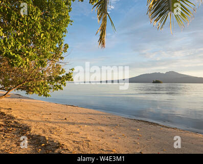 Vista dal Resort Fatboys verso l'isola di Kolombangara, nuovo gruppo di Georgia, Solomon Islands South Pacific Foto Stock