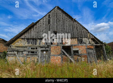 Altranft, Germania. Il 20 luglio, 2019. Un timpano in legno della facciata esterna con mezza-quadro con travi di legno e muro di mattoni del corridoio centrale house a partire dall'anno 1698, che sorge a vuoto per circa 50 anni. Kiri Westphal e Matthias Ciupa salvare case antiche, alla cui vista tutti gli altri sarebbero resignedly declino. Ora che osano avventurarsi per una storica del medio-casa piano in Altranft, la più antica del Oderbruch. La contea ha venduto loro il memoriale che è stato lasciato vuoto per 50 anni. Credito: Patrick Pleul/dpa-Zentralbild/ZB/dpa/Alamy Live News Foto Stock