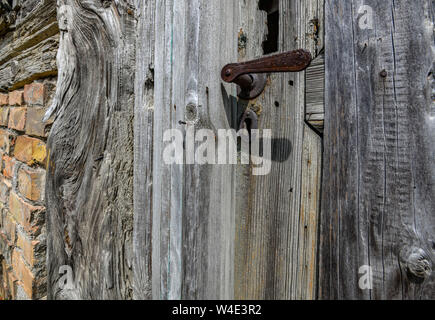 Altranft, Germania. Il 20 luglio, 2019. Una porta di legno del medio-casa piano dal 1698, che è stato lasciato vuoto per circa cinquant'anni. Kiri Westphal e Matthias Ciupa salvare case antiche, alla cui vista tutti gli altri sarebbero resignedly declino. Ora che osano avventurarsi per una storica del medio-casa piano in Altranft, la più antica del Oderbruch. La contea ha venduto loro il memoriale che è stato lasciato vuoto per 50 anni. Credito: Patrick Pleul/dpa-Zentralbild/ZB/dpa/Alamy Live News Foto Stock