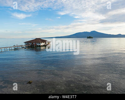 Vista dal Resort Fatboys verso l'isola di Kolombangara, nuovo gruppo di Georgia, Solomon Islands South Pacific Foto Stock