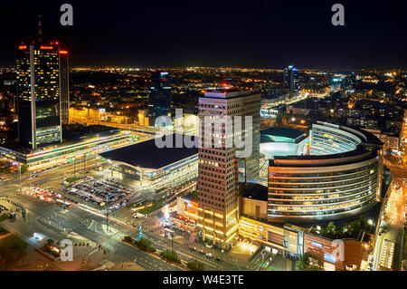 Varsavia, Polonia - 27 agosto 2016: Vista panoramica aerea del centro di Varsavia di notte, dall'alto Palazzo della Cultura e della Scienza, Varsavia, Polonia Foto Stock