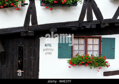 Hotel Schiefes Haus, Ulm. Costruito nel mezzo in legno stile nel XIV secolo la casa è famosa per la sua inclinazione e ha anche ricevuto un Guinness un Foto Stock