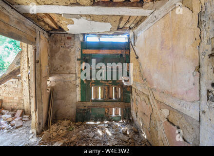 Altranft, Germania. Il 20 luglio, 2019. All'interno del medio-casa piano dal 1698, che è stato lasciato vuoto per circa cinquant'anni. Kiri Westphal e Matthias Ciupa salvare case antiche, alla cui vista tutti gli altri sarebbero resignedly declino. Ora che osano avventurarsi per una storica del medio-casa piano in Altranft, la più antica del Oderbruch. La contea ha venduto loro il memoriale che è stato lasciato vuoto per 50 anni. Credito: Patrick Pleul/dpa-Zentralbild/ZB/dpa/Alamy Live News Foto Stock