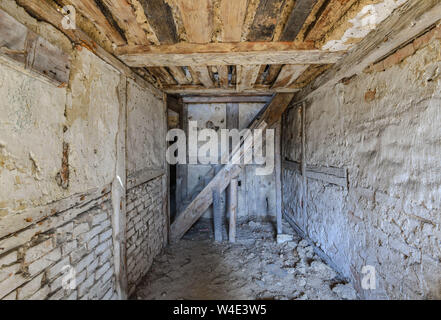 Altranft, Germania. Il 20 luglio, 2019. Una camera con la scala del corridoio centrale house a partire dall'anno 1698, che sorge a vuoto per circa 50 anni. Kiri Westphal e Matthias Ciupa salvare case antiche, alla cui vista tutti gli altri sarebbero resignedly declino. Ora che osano avventurarsi per una storica del medio-casa piano in Altranft, la più antica del Oderbruch. La contea ha venduto loro il memoriale che è stato lasciato vuoto per 50 anni. Credito: Patrick Pleul/dpa-Zentralbild/ZB/dpa/Alamy Live News Foto Stock