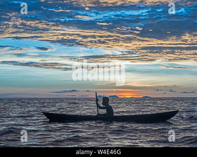 Isola e pescatore locale in scavato canoa nel nuovo gruppo di Georgia, provincia occidentale, Isole Salomone, Sud Pacifico Foto Stock