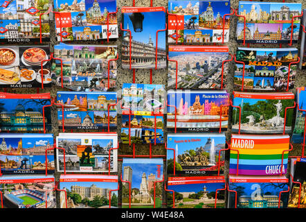 Cartoline sul display al di fuori di un negozio di souvenir a Madrid, Spagna Foto Stock