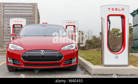 Parte anteriore del modello di Tesla S durante la sosta e la ricarica di Tesla sovralimentatore. Foto Stock