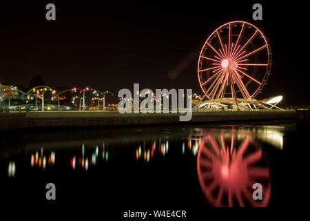Ruota panoramica Ferris in mare boulevard di Baku, Azerbaijan . L'occhio del diavolo a Baku . Ruota panoramica sul boulevard di Baku nella notte Foto Stock