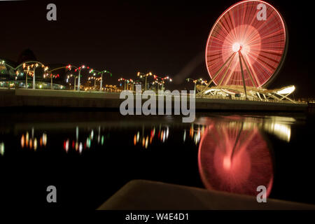 Ruotando ruota panoramica sulle rive del Mar Caspio. Notte Baku . Ruota panoramica Ferris a Baku. La Repubblica di Azerbaigian Foto Stock