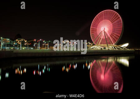 Attrazione ruota panoramica Ferris installato sul terrapieno di Baku viale lungomare per il divertimento di turisti. Foto Stock