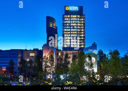 Varsavia, Polonia - 25 Maggio 2016: Grzybowska 78 street, ufficio edificio primo Corporate Center, Raiffeisen Polbank uffici. POLANDS PIÙ GRANDE NUOVO UFFICIO LE Foto Stock