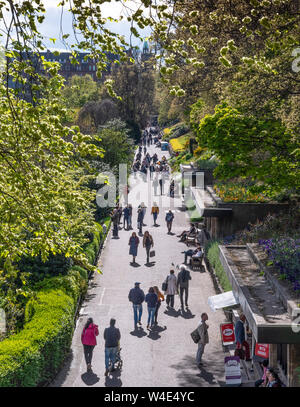 Passeggiando attraverso Princes St Gardens, Edimburgo Foto Stock