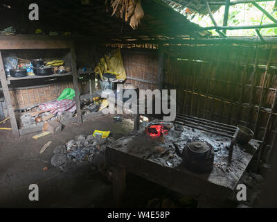 Tradizionale casa di paglia nel villaggio di Nara sull isola di Makira, Isole Salomone, Sud Pacifico Foto Stock