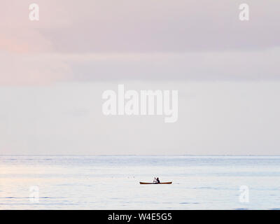 I pescatori locali in scavato in canoa Savo Island, Isole Salomone, Sud Pacifico Foto Stock