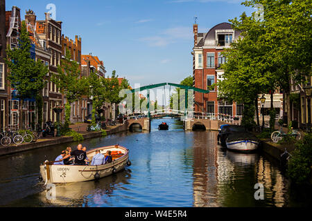 Leiden, Olanda, Paesi Bassi, maggio, 22, 2019, biciclette parcheggiate tutto intorno, ponti, strade, canali, caffetterie, chiatta nella città vecchia, barche in acqua, bicyc Foto Stock