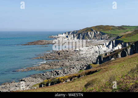 Bassa marea a Rockham spiaggia con Bull Point Lighthouse oltre, North Devon, Regno Unito Foto Stock