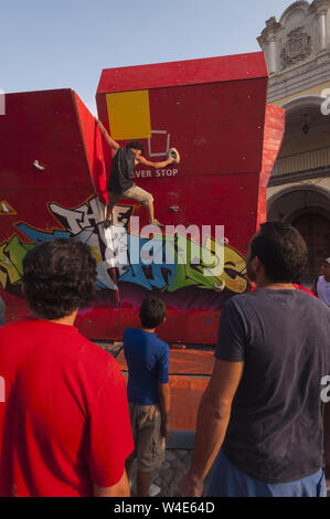 Guatemala Antigua, teen boy sulla parete di arrampicata Foto Stock
