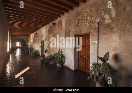 Guatemala Antigua, office porta a Colegio de La Compania de Jesus, Jusuit monastero; Società di Gesù, stabilito 1626, ricostruita 2000s, ora serve come Foto Stock