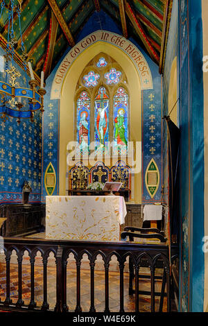 San Matteo Chiesa, Lee Bay, North Devon, Regno Unito altare & Vetrata Foto Stock