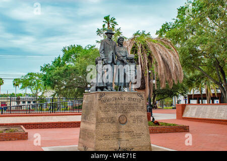 Baia di Tampa, Florida. Luglio 12, 2019 . Famiglia Inmigrant Statua in Centennial Park a Ybor City Foto Stock