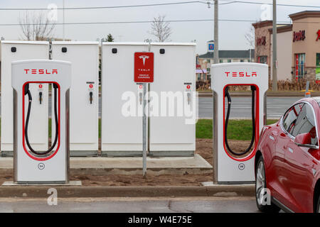 Due Tesla Supercharger bancarelle in Tesla a Mississauga Supercharger stazione. Foto Stock