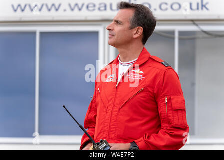 Leader dello Squadron Adam Collins, supervisore delle Red Arrows e commentatore al Royal International Air Tattoo Airshow, RAF Fairford, Regno Unito. Foto Stock