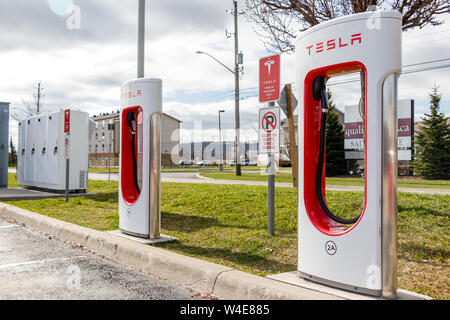 Due Tesla Supercharger si arresta in corrispondenza di Tesla a Grimsby, sulla posizione. Foto Stock