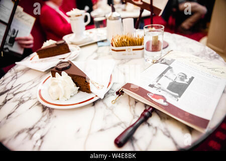 Vienna, Austria - Aprile 3, 2013: la torta Sacher, in tedesco Sachertorte, è un tipico austriaco torta di cioccolato creata e servita presso l'Hotel Sacher d Foto Stock