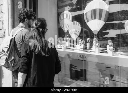 Barcellona, Spagna - Jun1, 2018: vista posteriore della coppia giovane shopping per nuove e moderne ultima collezione di polso luxury Swiss watch fabbricata da Rolex Modello - Immagine in bianco e nero Foto Stock