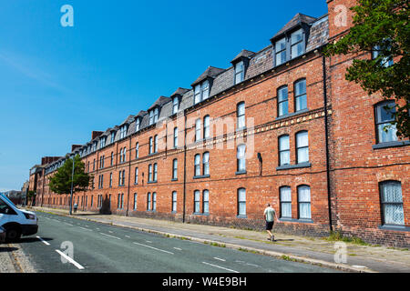 In mattoni in stile vittoriano tenement blocchi sul isola di Barrow, Barrow in Furness, Cumbria, Regno Unito. Foto Stock