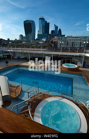 SILVERSEA nave da crociera Silver Wind set off in escursione lungo il Tamigi verso il mare aperto. Foto Stock