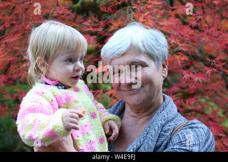 Bella la nonna a giocare con i suoi graziosi nipote Foto Stock